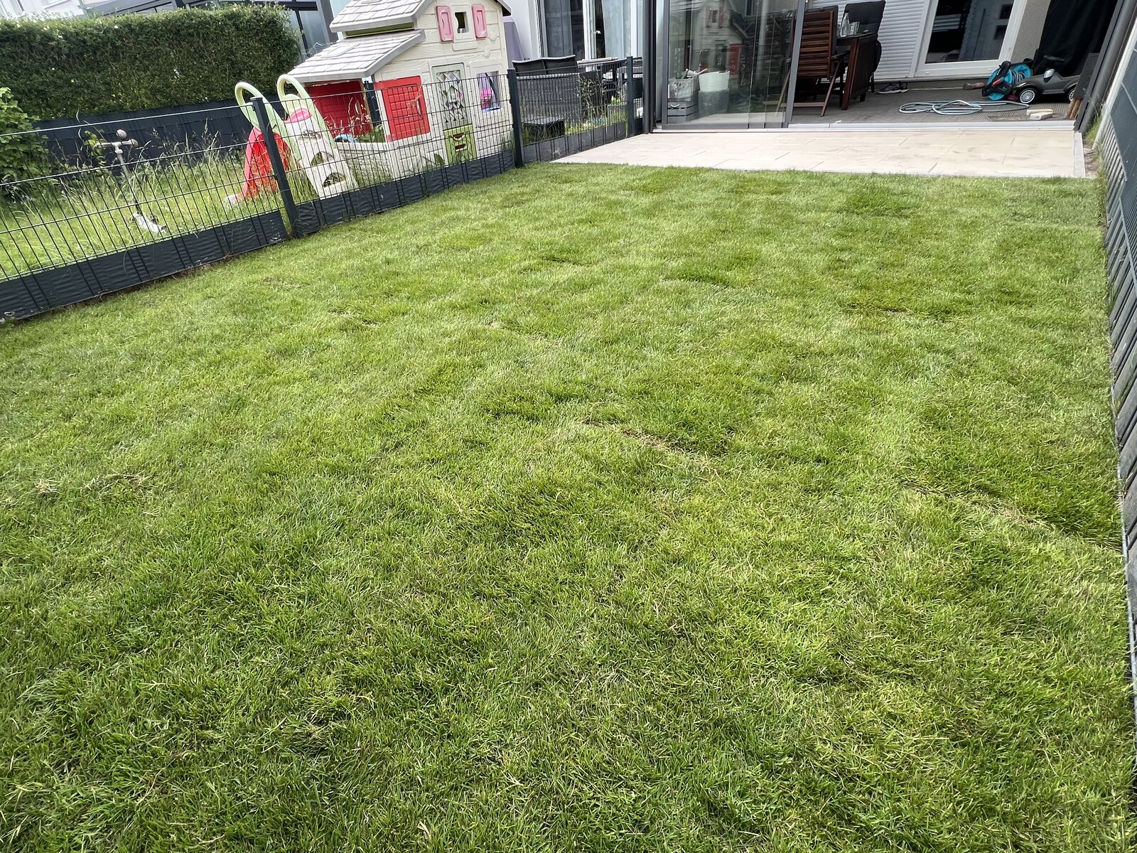 Fertiger Garten mit Rasen und Terrasse Bremen Arsten