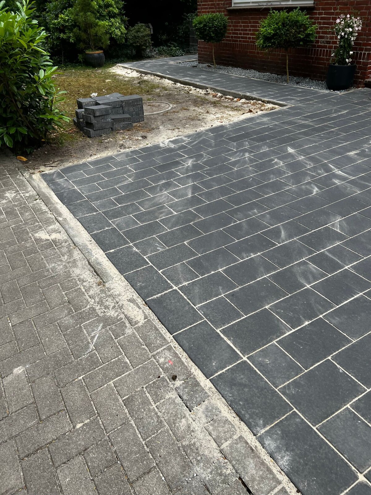 Fertig gepflasterte Einfahrt in Anthrazit Bremen Nord – Dayeeh Service