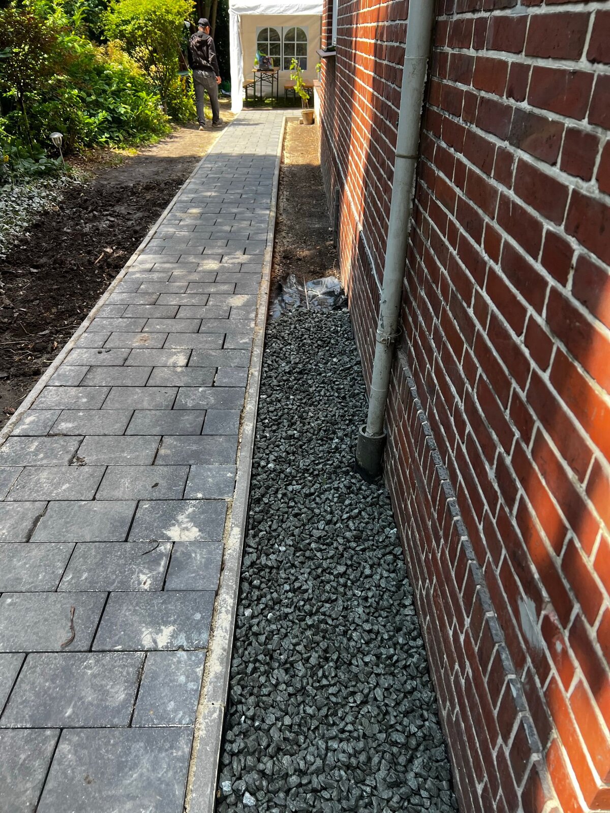 Gepflasterter Seitenweg am Haus mit Kiesstreifen Bremen Nord