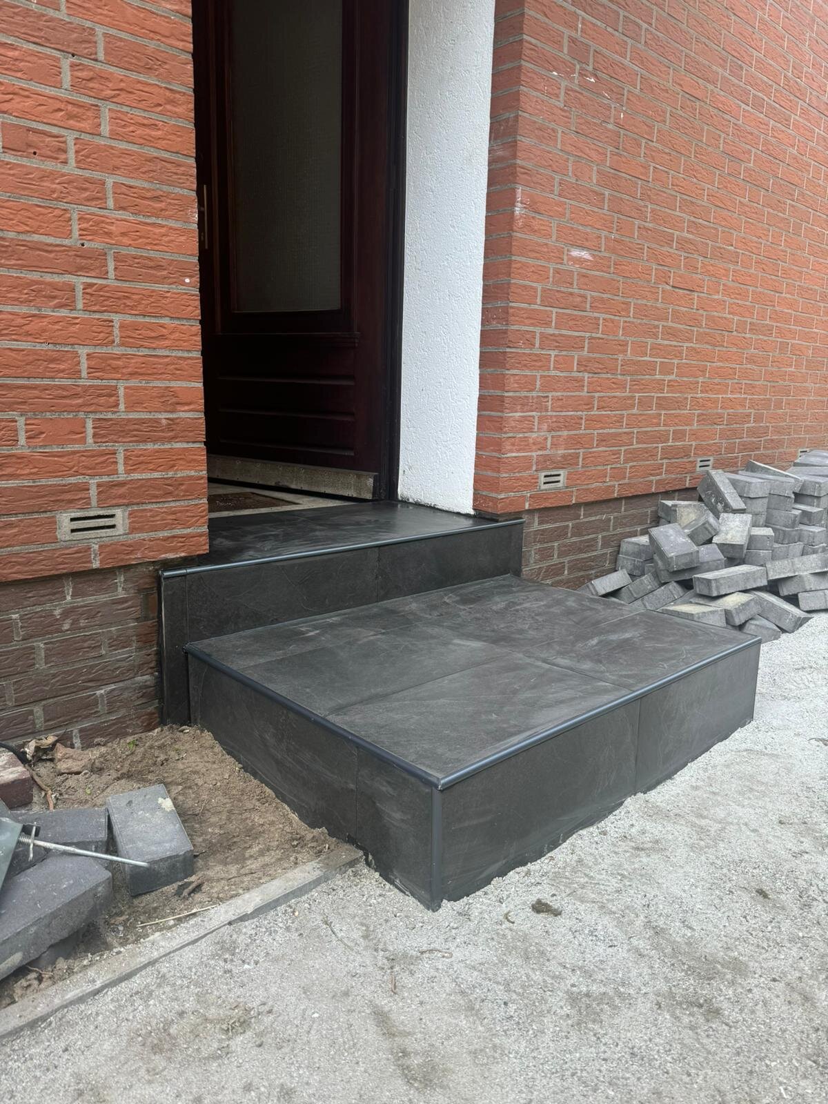 Anthrazit Blockstufe am Hauseingang Delmenhorst