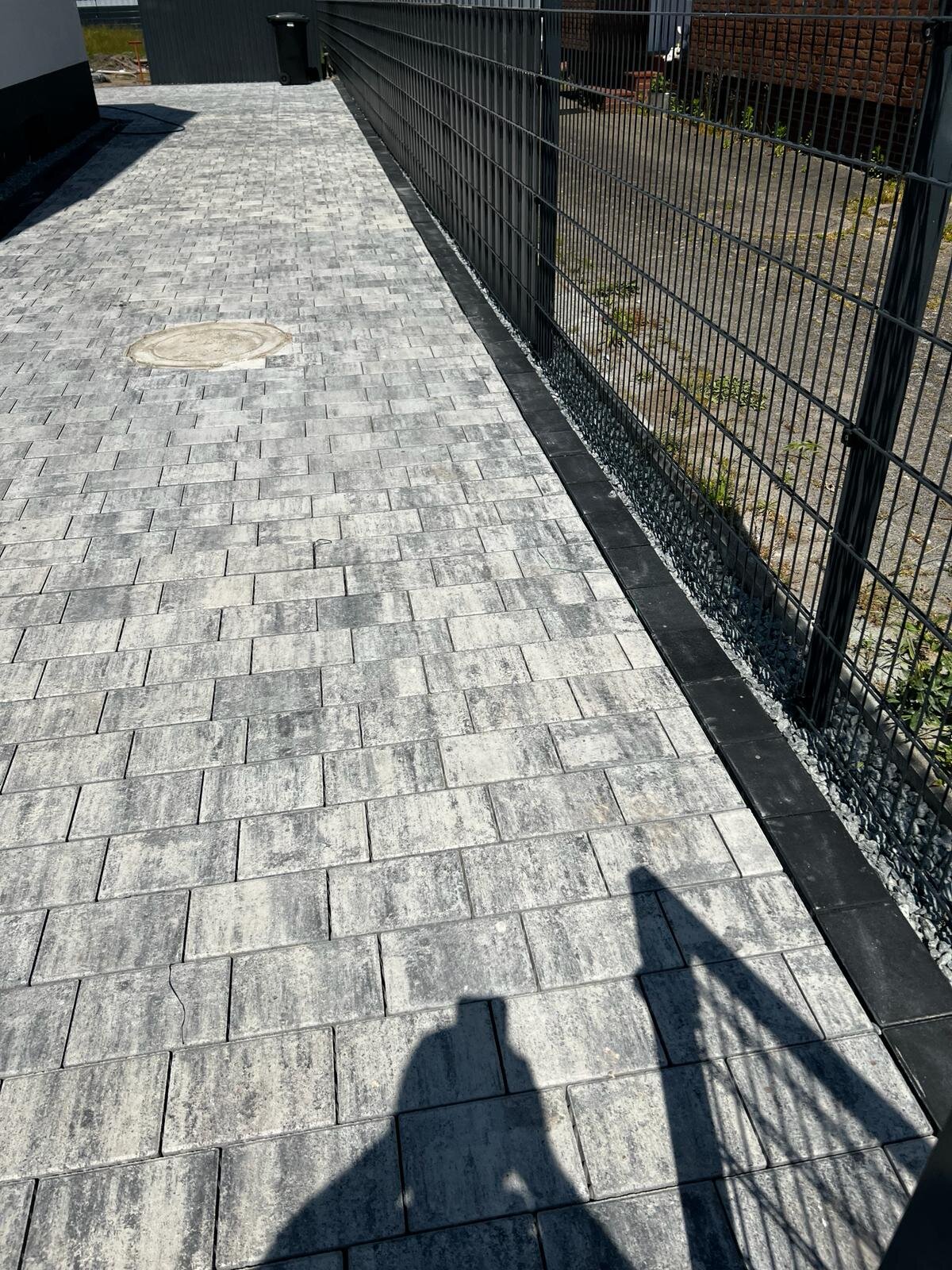 Gepflasterter Weg entlang des Zauns Delmenhorst