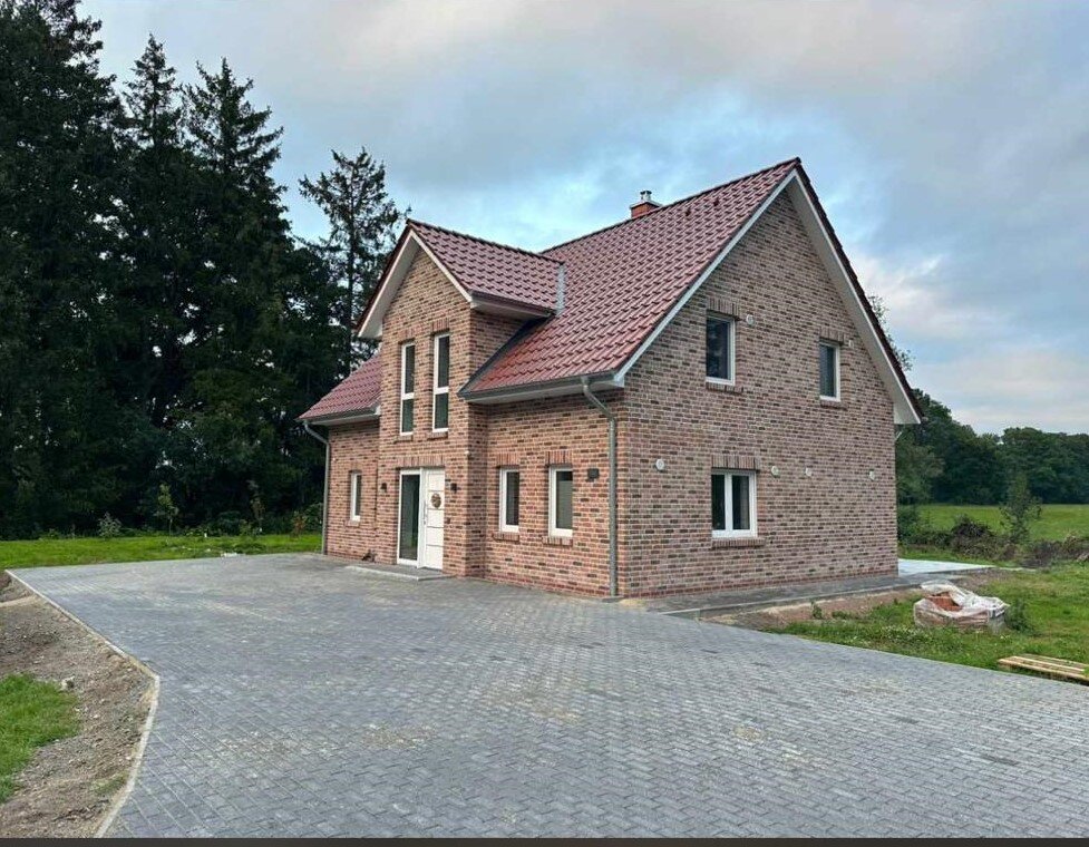 Fertig gepflasterte Einfahrt am Neubau in Grasberg Ottersberg – Dayeeh Service
