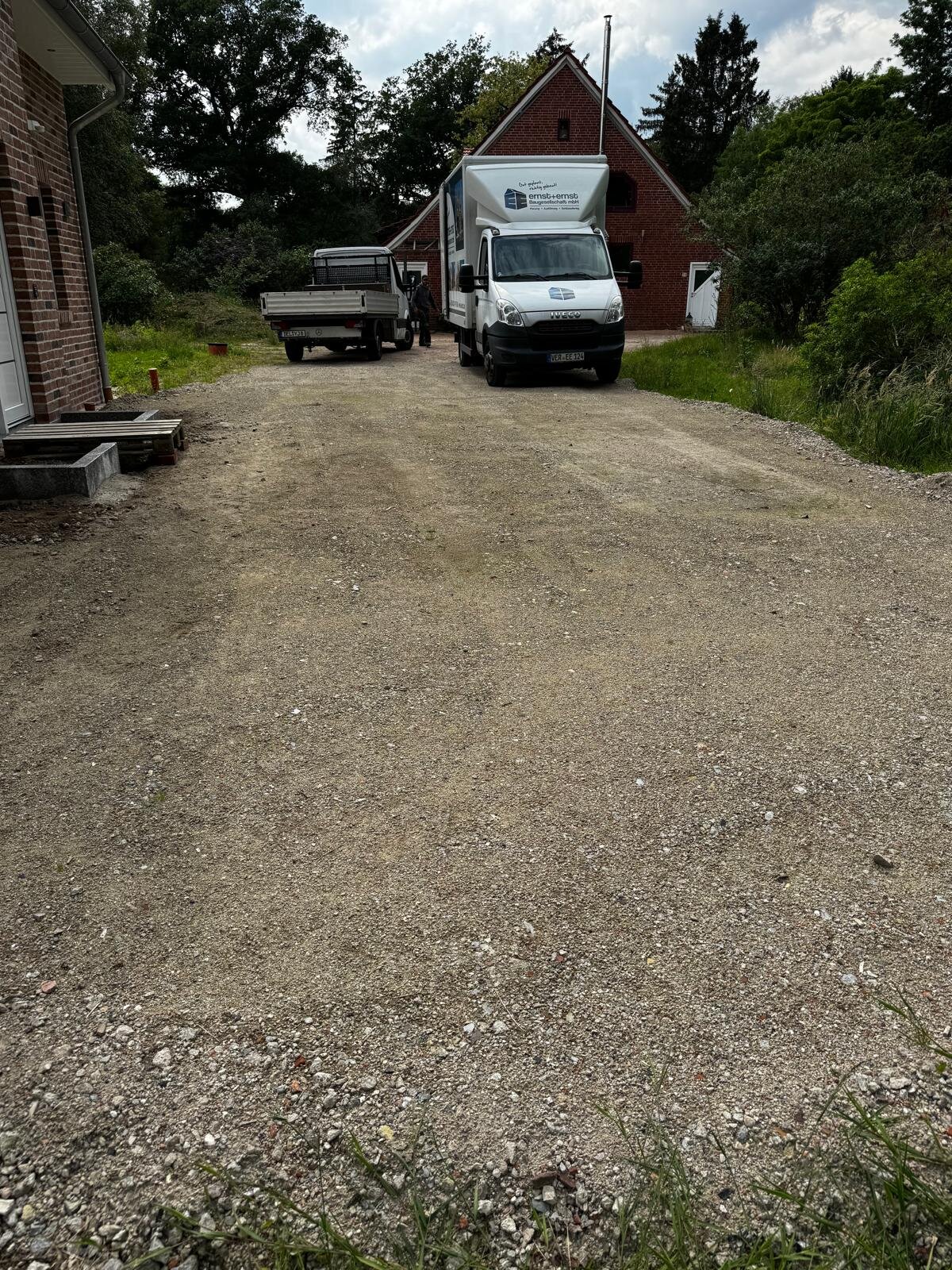 Einfahrt vor den Pflasterarbeiten in Grasberg – Schotterplanum