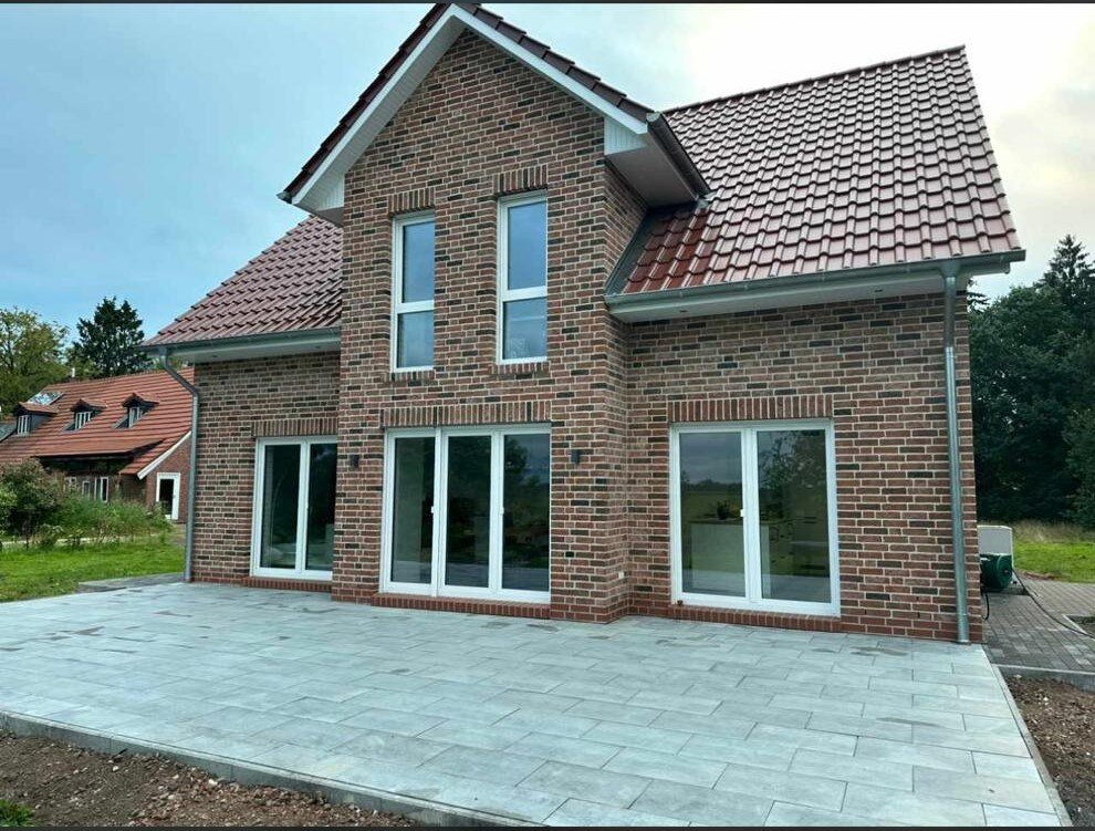 Neue Terrasse mit hellen Platten am Neubau Grasberg