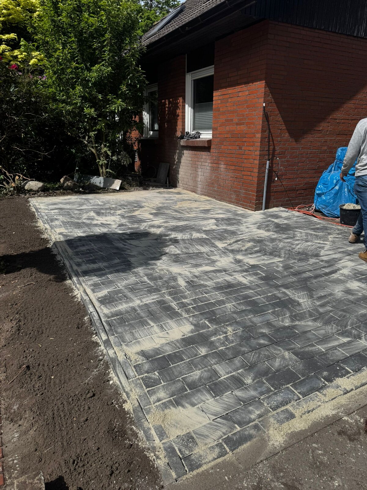 Frisch gepflasterte Fläche am Haus in Lemwerder – Dayeeh Service
