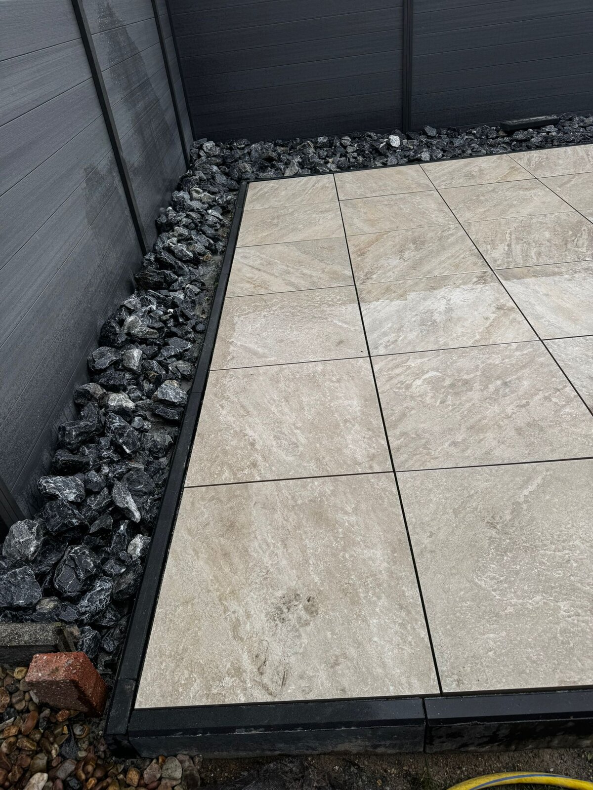 Detailansicht Plattenkante mit Zierkies Schwanewede