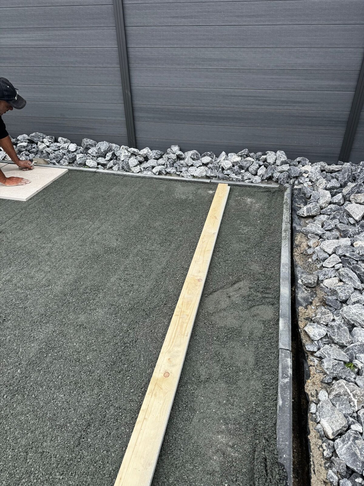 Exakt abgezogenes Splittbett für Terrassenplatten Schwanewede