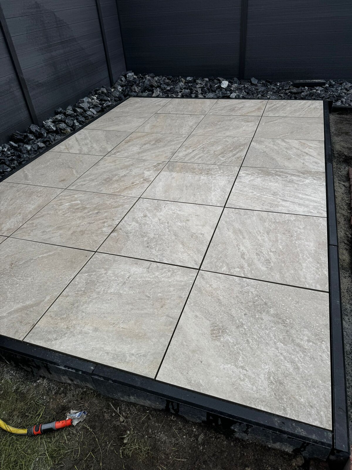 Terrasse mit Feinsteinzeugplatten und Zierkies in Schwanewede