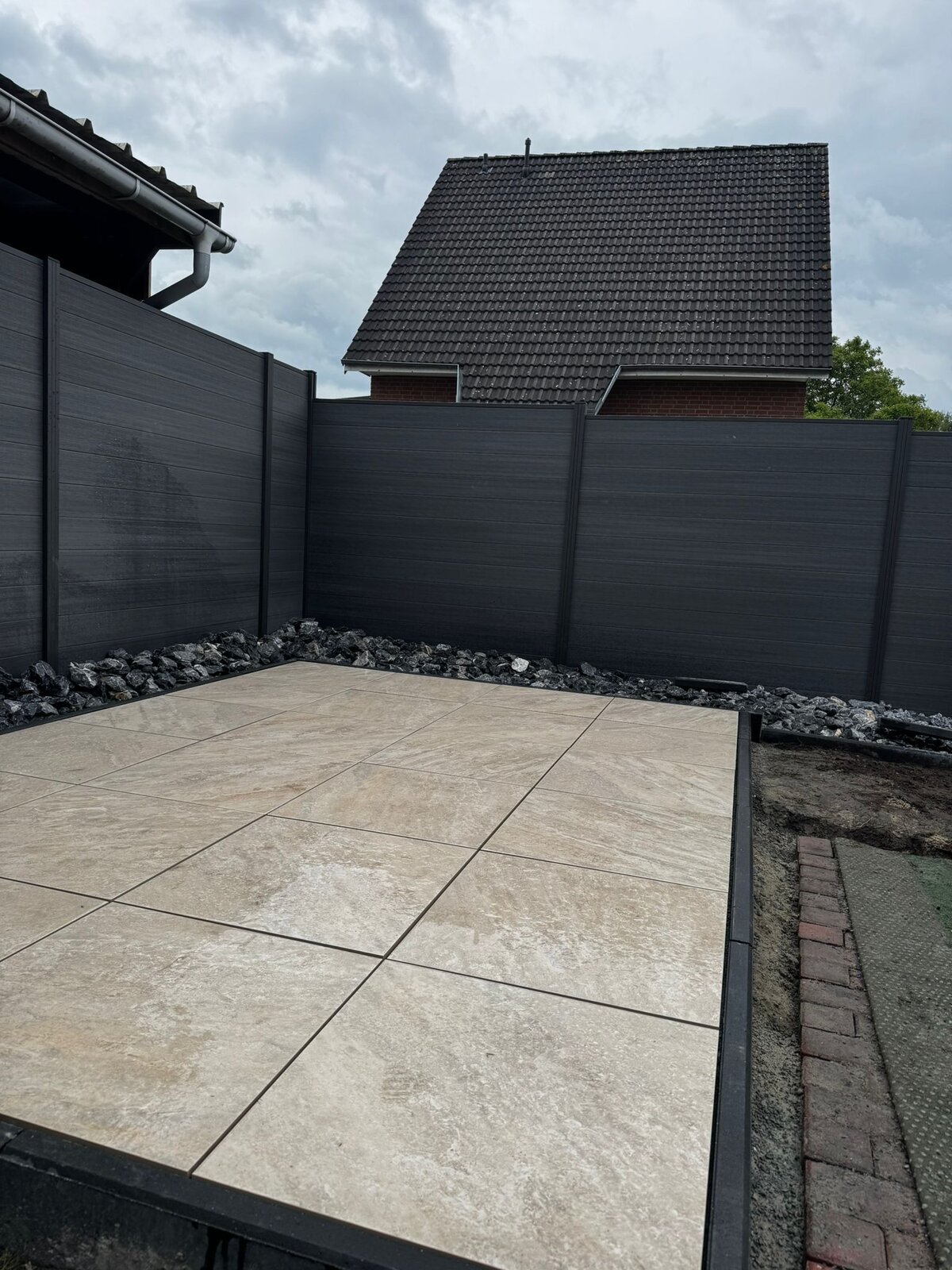 Fertige Terrassenfläche am Sichtschutz Schwanewede