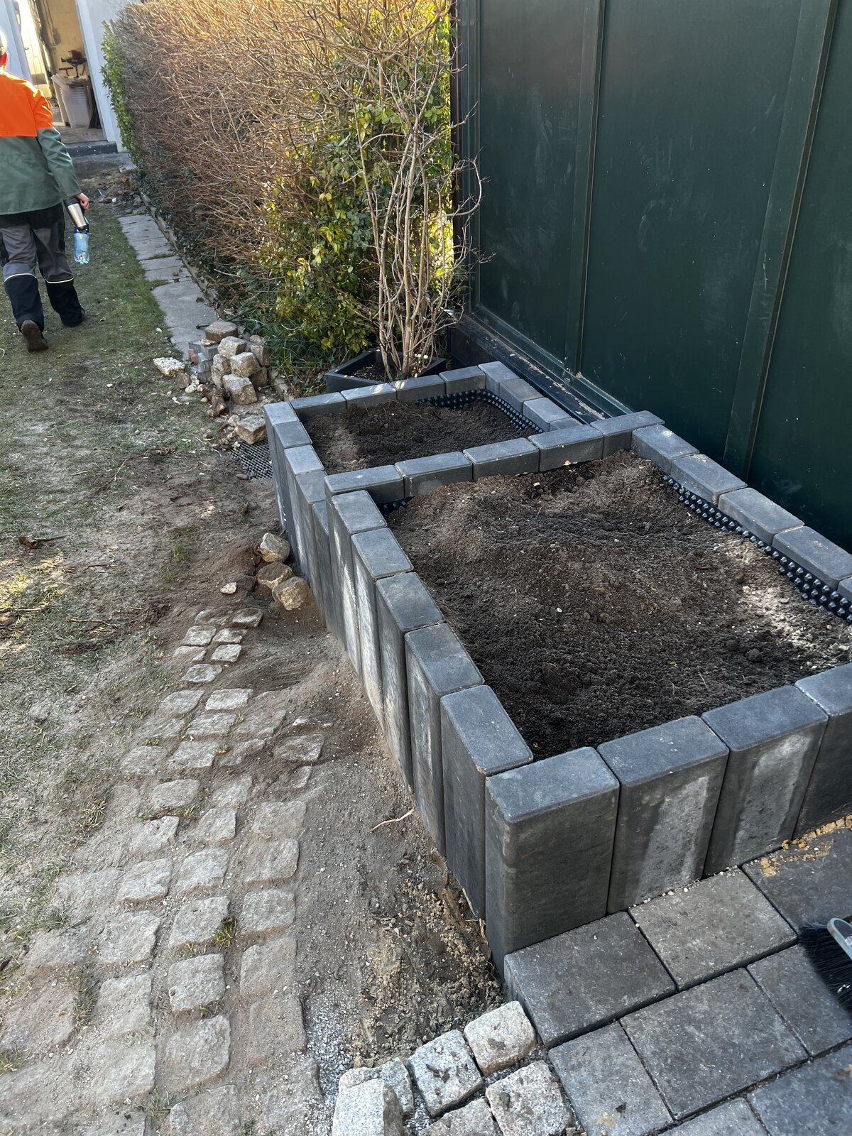 Hochbeete aus Betonsteinen werden angelegt – Dayeeh Service