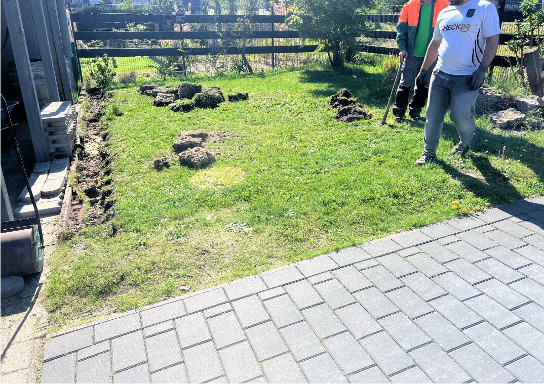 Alter Rasen wird abgetragen in Lohne Oldenburg – vorher