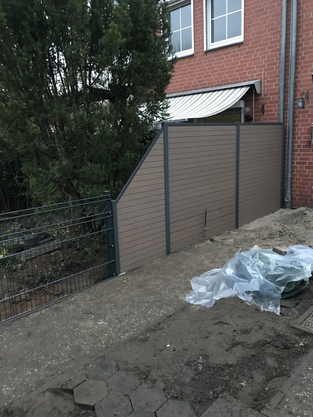 WPC Sichtschutzzaun in Braun Bremen-Arsten