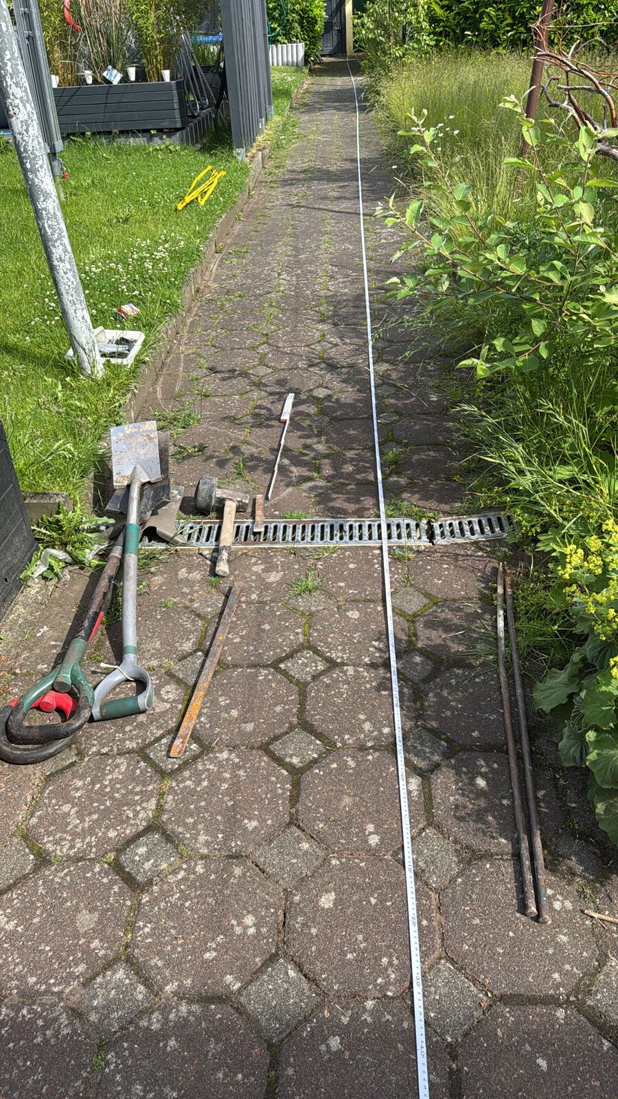 Zaunbau Bremen Nord vorher – alter Gartenweg vor der Zaunmontage