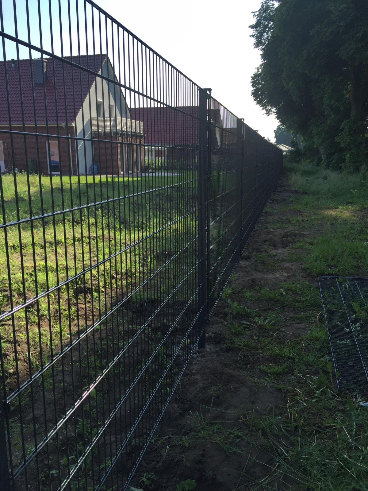 Doppelstabmattenzaun Neubaugebiet Delmenhorst im Abendlicht
