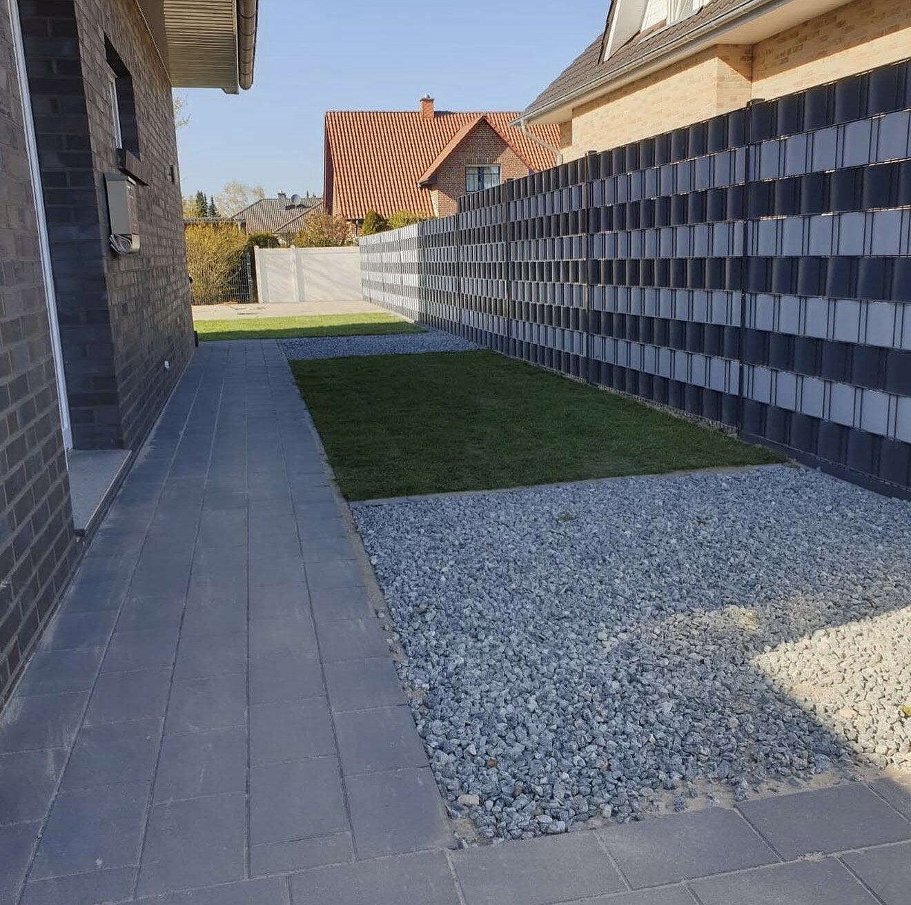 Pflasterweg, Rollrasen und Kiesbeet in Harpstedt